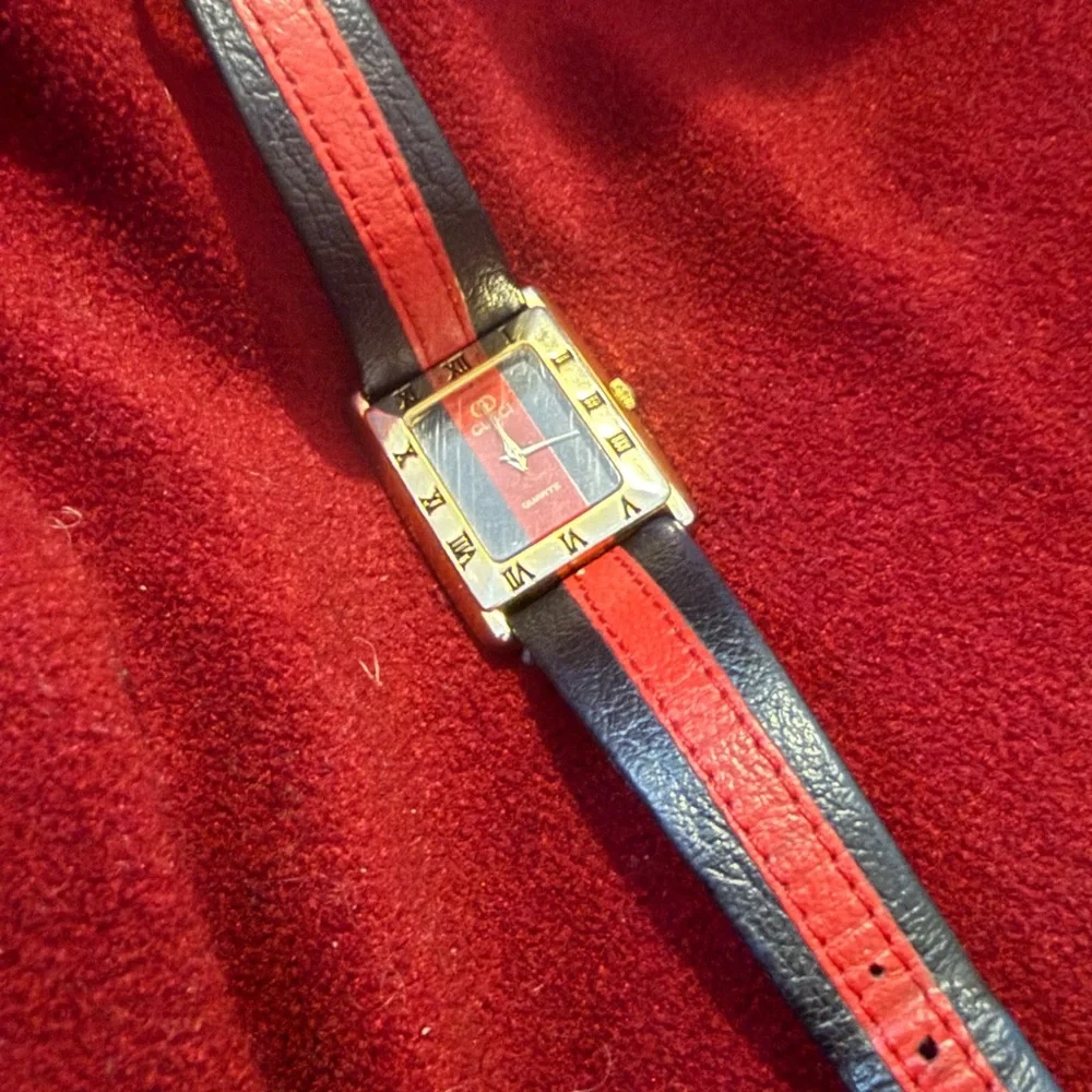 Gucci Blue and Red leather 9000L vintage Watch